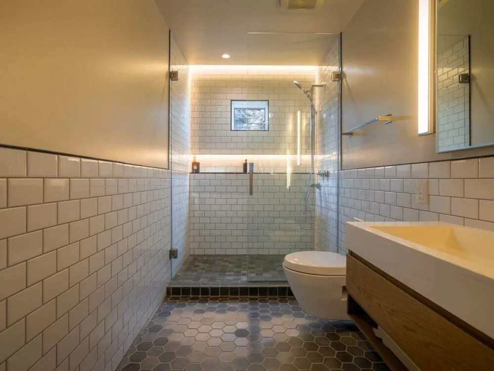 Zdjęcie 5 skutecznych sposobów na położenie nowej warstwy na stare płytki w łazience