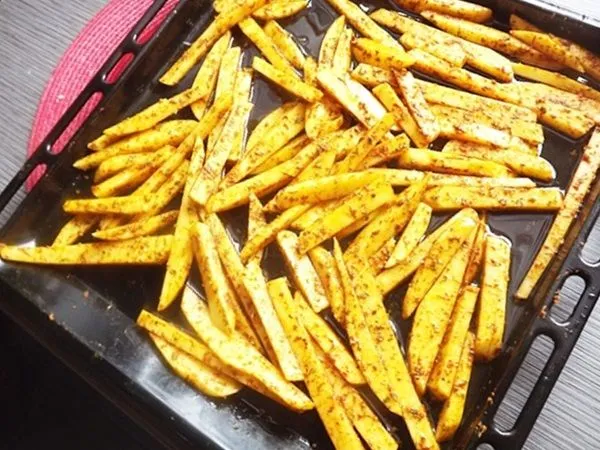 Zdjęcie Ile piec frytki w piekarniku, aby były idealnie chrupiące?