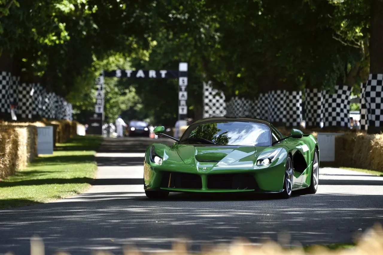 Zdjęcie Ile kosztuje Ferrari LaFerrari? Zaskakujące ceny i czynniki wpływające na koszt
