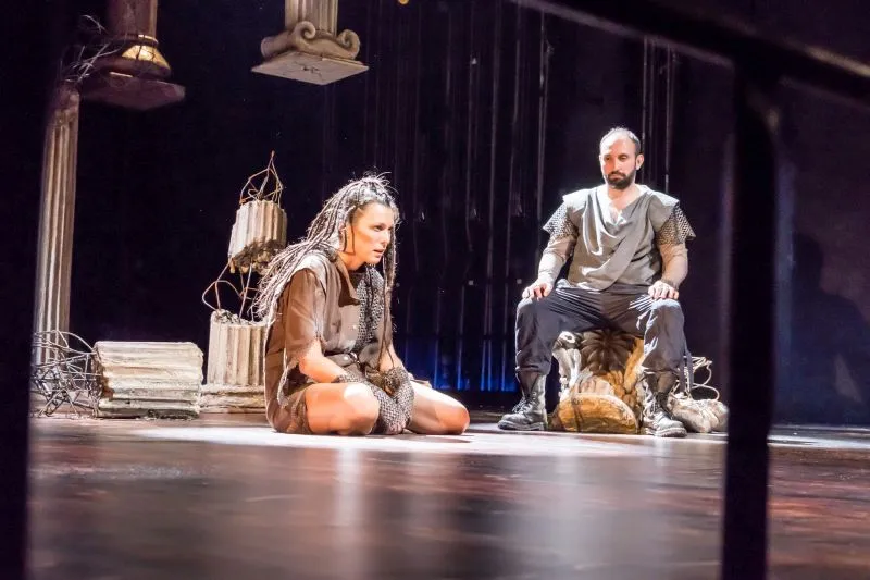 Zdjęcie Co to jest akt w teatrze? Zrozumienie jego roli i znaczenia