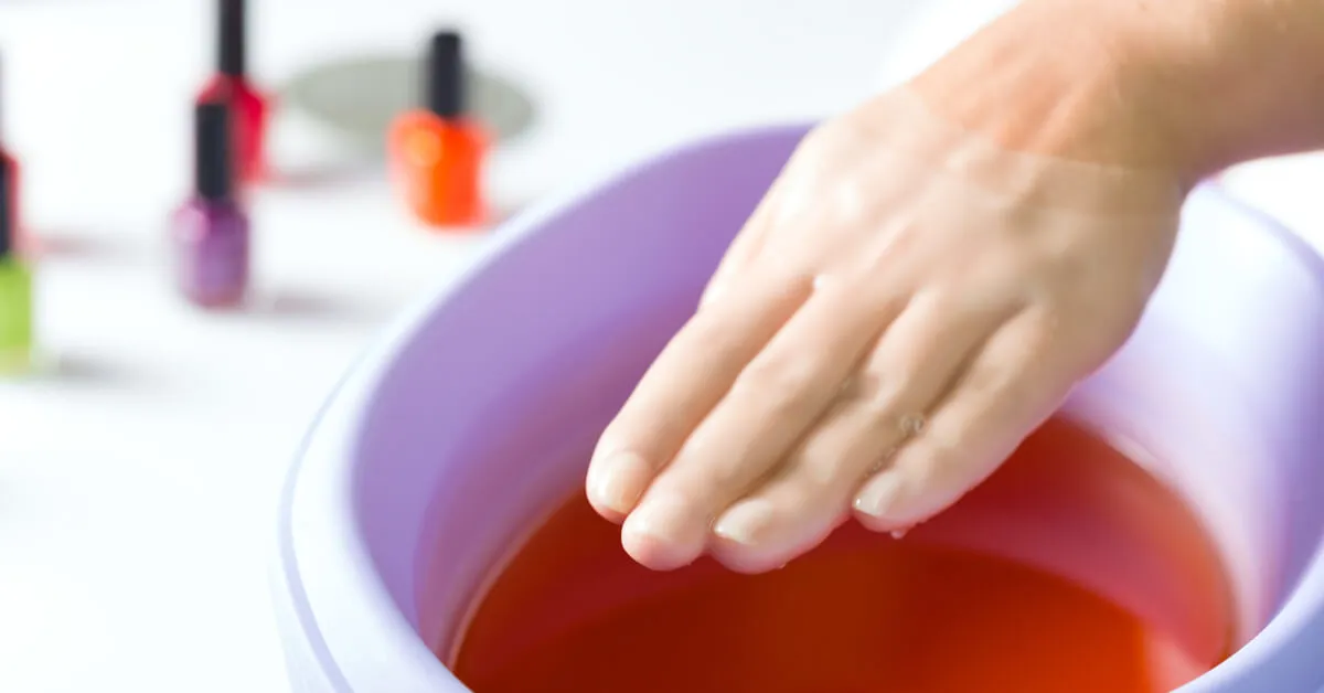 Zdjęcie Parafina na dłonie przed czy po manicure - co wybrać dla najlepszych efektów?
