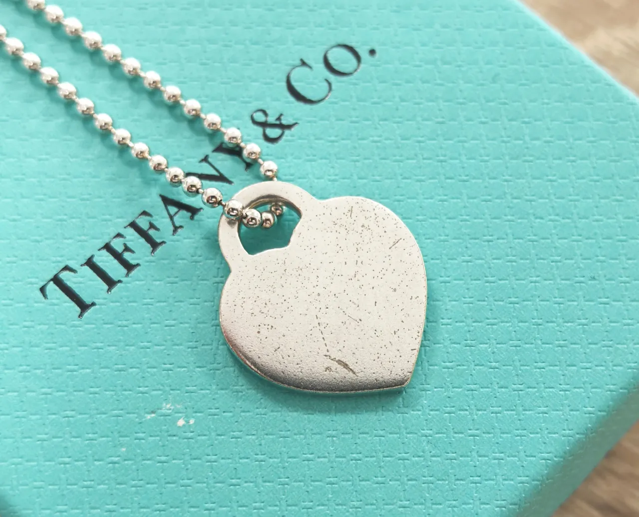Zdjęcie Tiffany &amp; Co. naszyjnik z serduszkiem: co warto wiedzieć przed zakupem