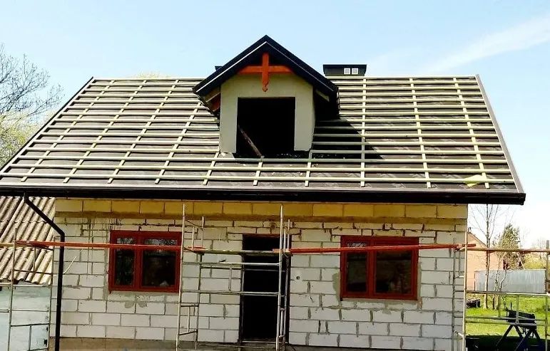Zdjęcie Ile kosztuje remont dachu 200m2? Ceny i kluczowe czynniki