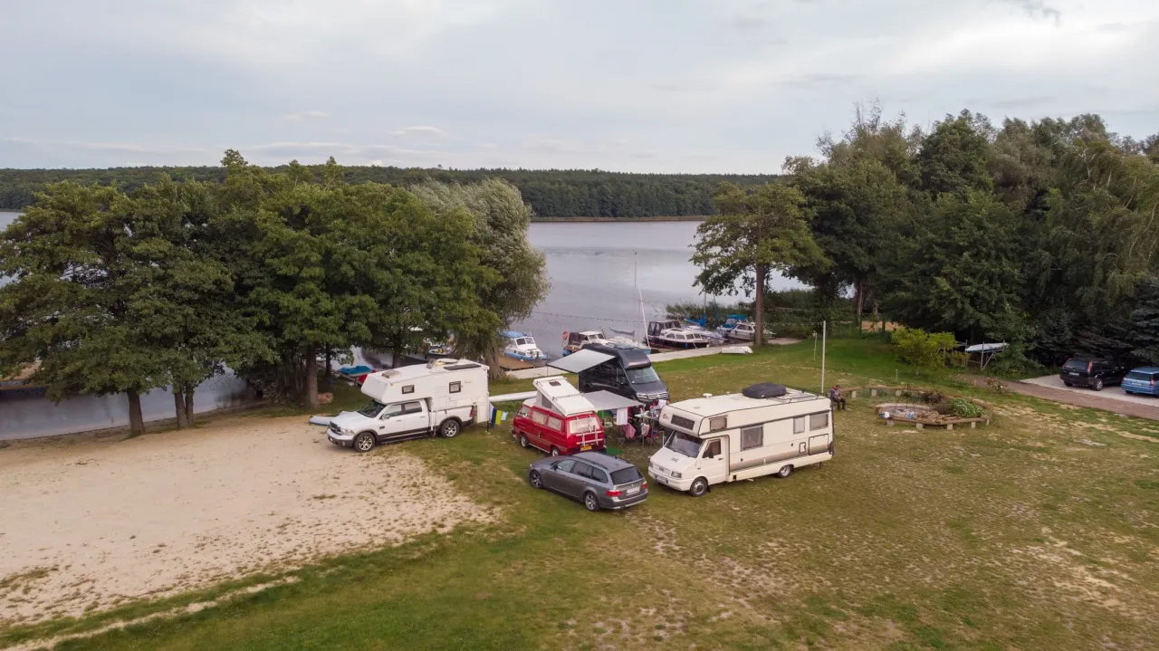 Zdjęcie Pola namiotowe nad jeziorem Kujawsko-Pomorskie – idealne na wypoczynek