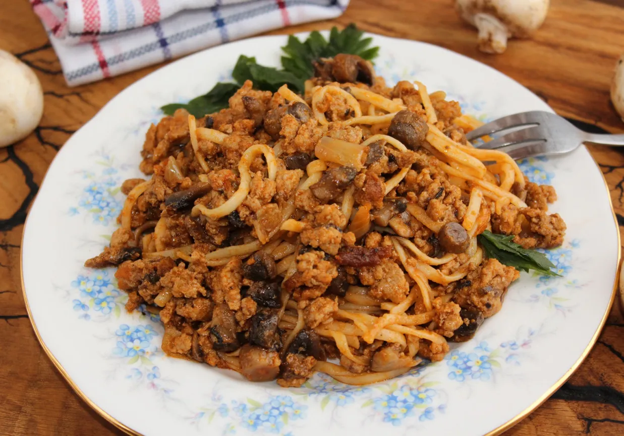 Zdjęcie Domowy fit makaron z mięsem mielonym: pyszny przepis tylko 525 kcal