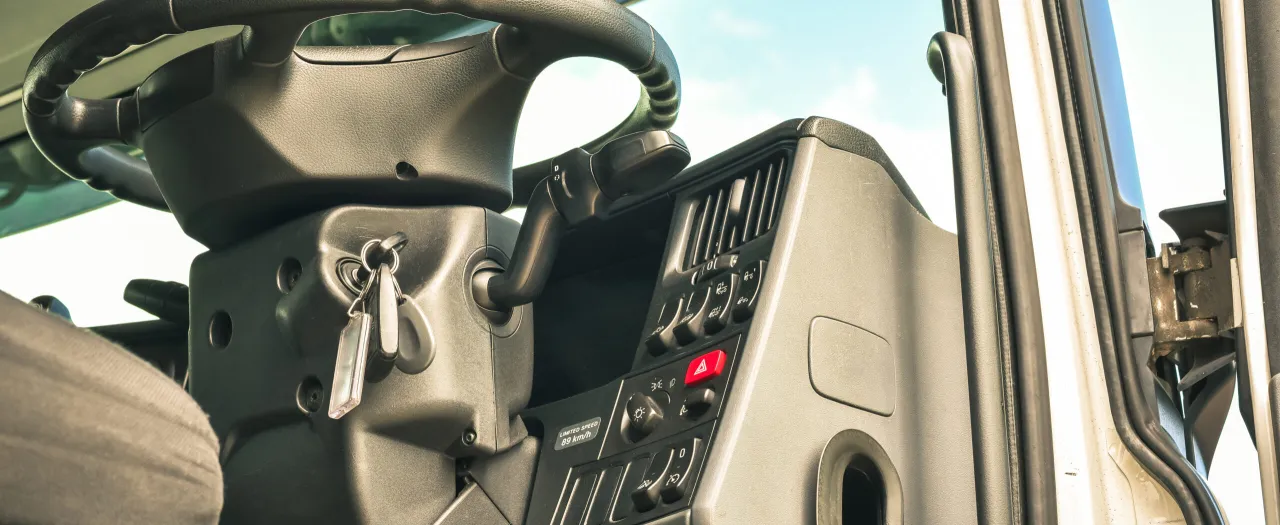 Zdjęcie Czy można jeździć ciężarówką bez karty kierowcy? Poznaj wyjątki i ryzyka