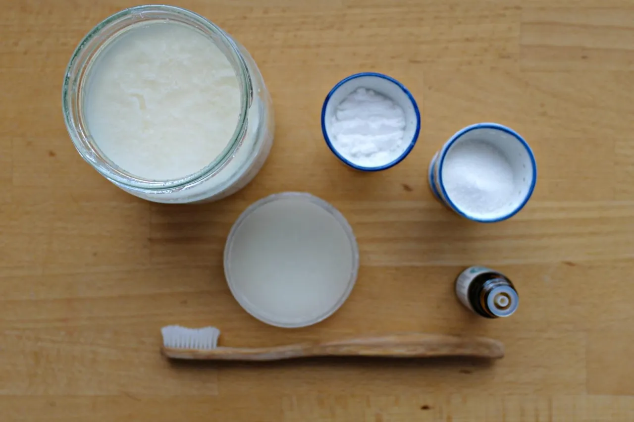 Zdjęcie Domowa pasta do zęb&oacute;w: Przepisy, zalety i ryzyko