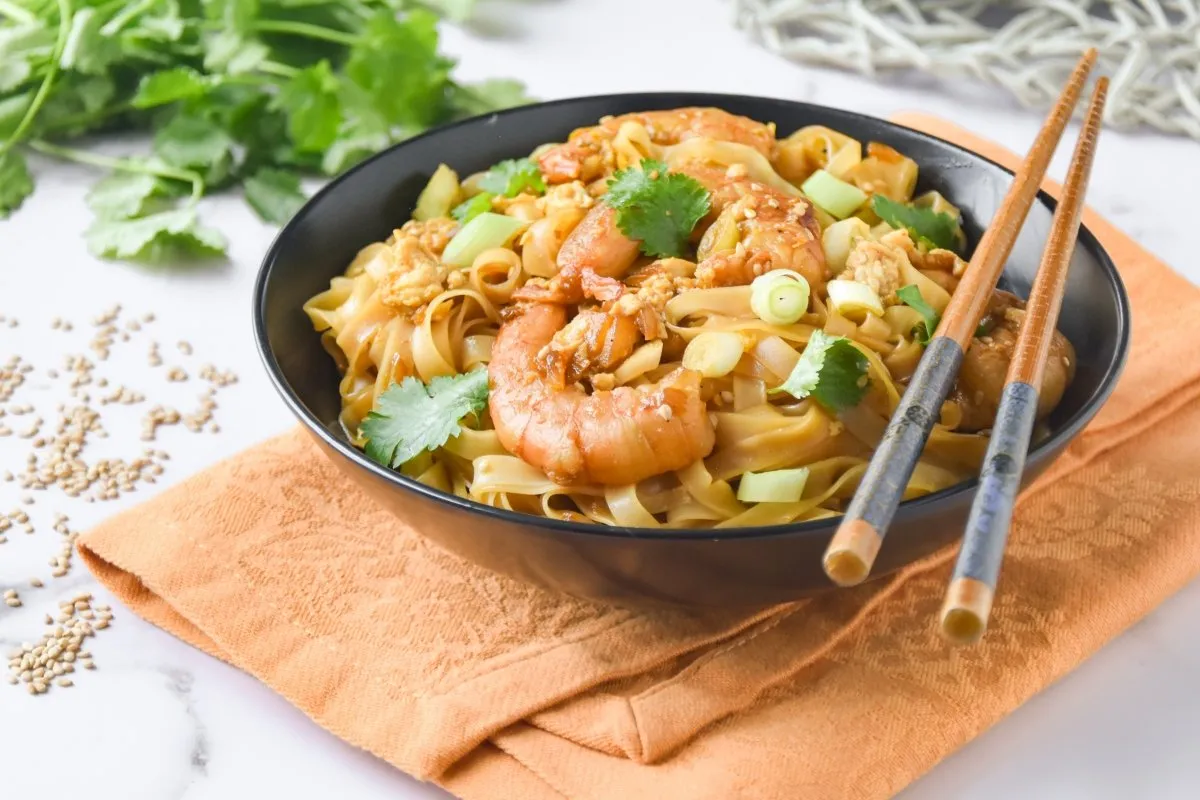 Zdjęcie Receta fácil de fideos de arroz con gambas que sorprenderá a todos