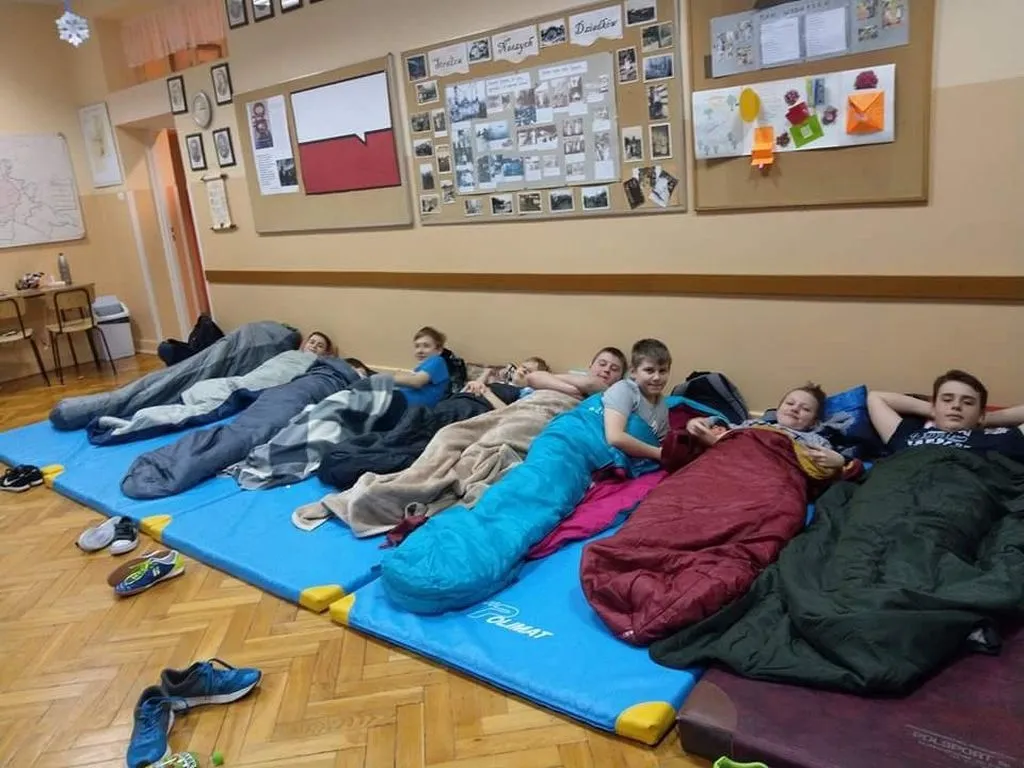 Zdjęcie Zgoda na nocowanie w szkole: Co rodzice muszą wiedzieć?