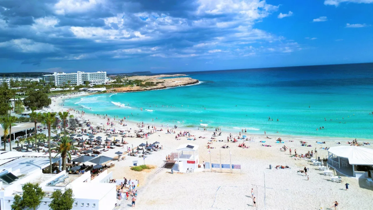 Zdjęcie Kiedy zaczyna się sezon na Cyprze? Odkryj najlepszy czas na wakacje