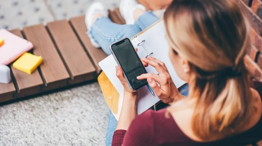 Zdjęcie Czy latarka z telefonu może uszkodzić wzrok? Oto, co musisz wiedzieć