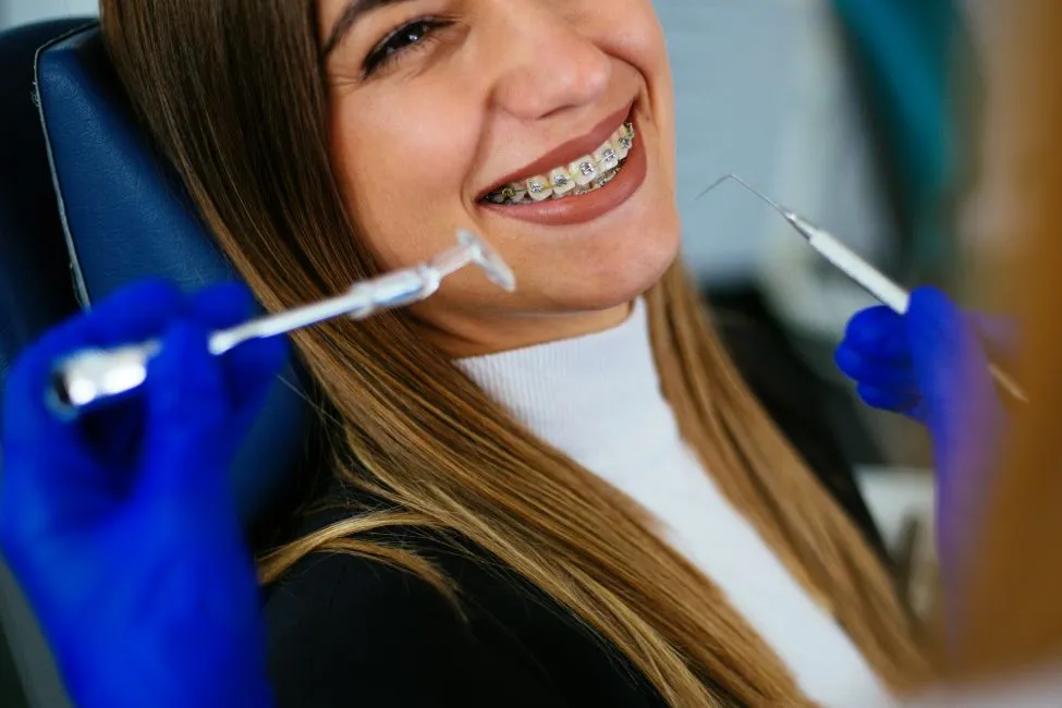 Zdjęcie Ile trwa zakładanie aparatu na zęby? Sprawdź, co wpływa na czas