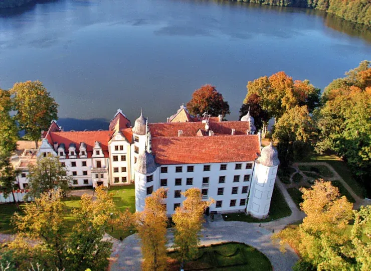 Zdjęcie Zamek w Krągu: Fascynująca historia i tajemnice zabytku nad jeziorem