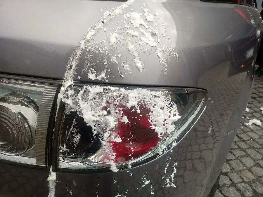Zdjęcie Jak skutecznie usunąć piankę montażową z lakieru samochodowego?