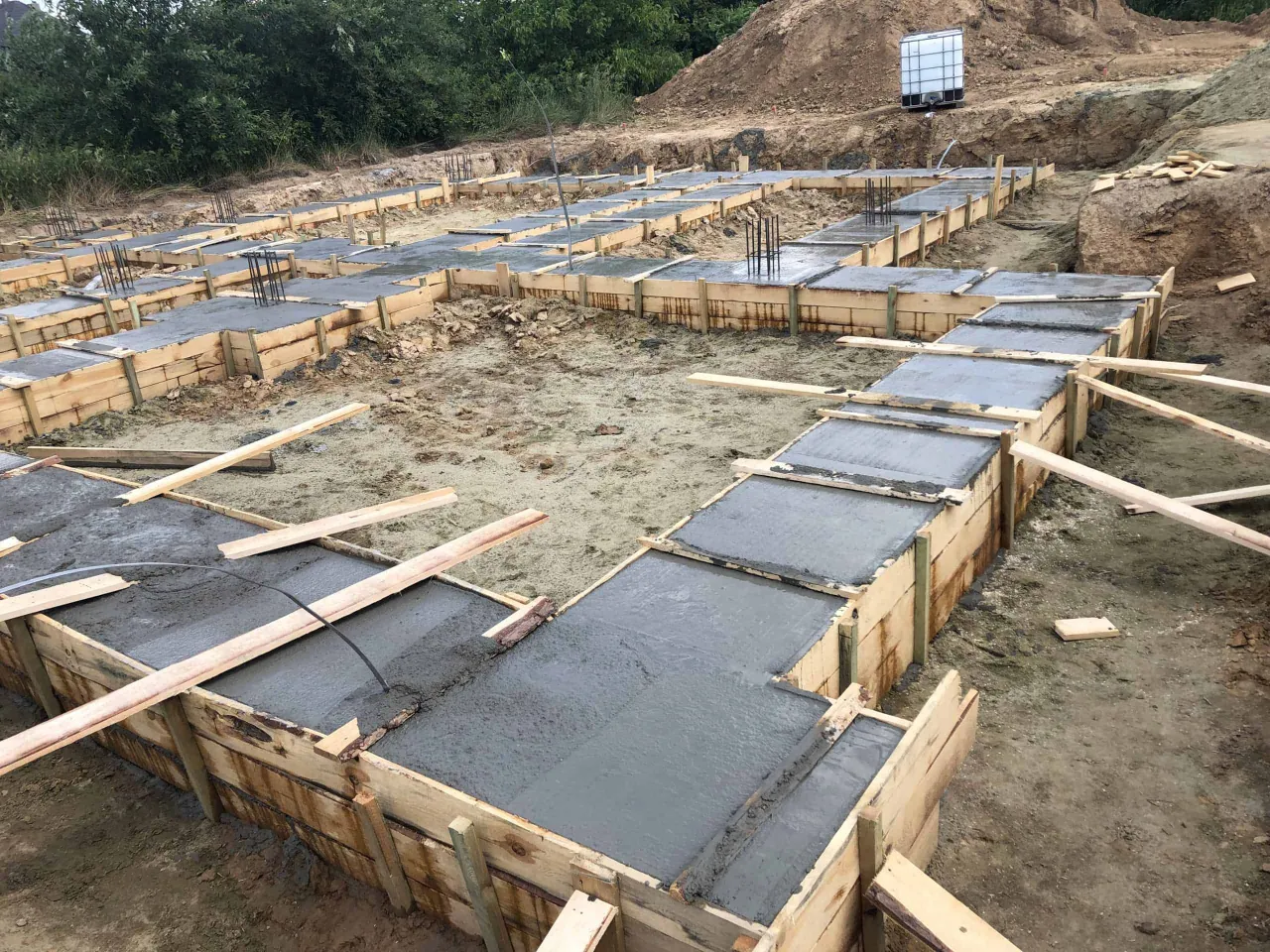 Zdjęcie Jak zrobić fundament zgodnie ze sztuką budowlaną - prosty poradnik