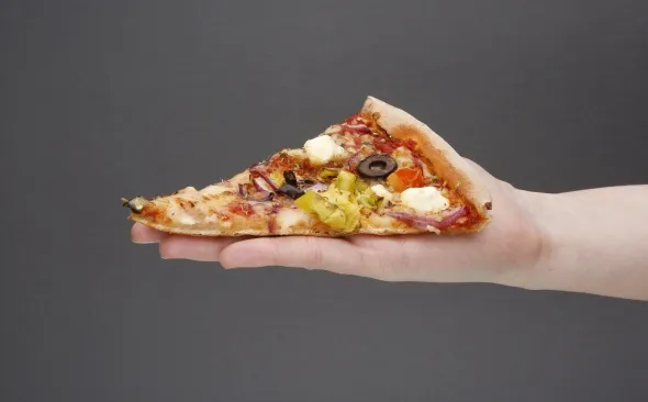 Zdjęcie Ile waży jeden kawałek pizzy? Zaskakujące różnice w wadze!