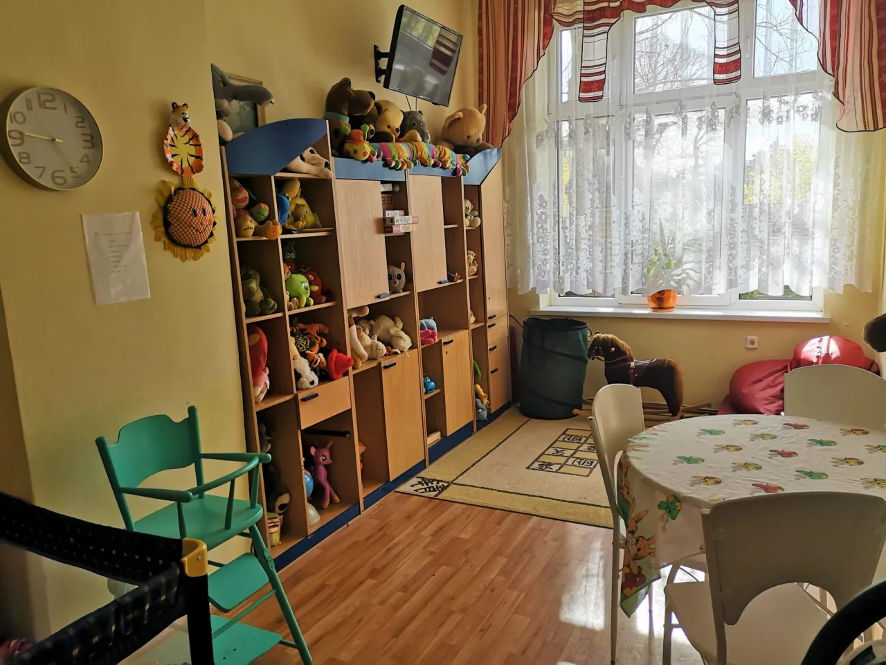 Zdjęcie Czy można oddać ubrania do domu samotnej matki? Sprawdź zasady i miejsca pomocy