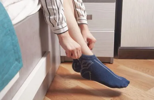 Zdjęcie Jak skutecznie zapobiec spadaniu skarpetek i cieszyć się komfortem
