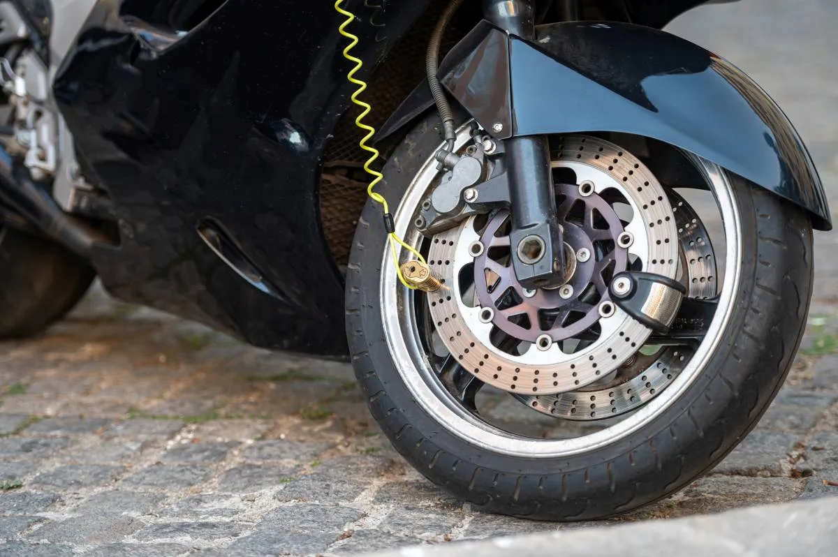 Zdjęcie Jakie ciśnienie w oponach motocykla 125 zapewni bezpieczeństwo i komfort?