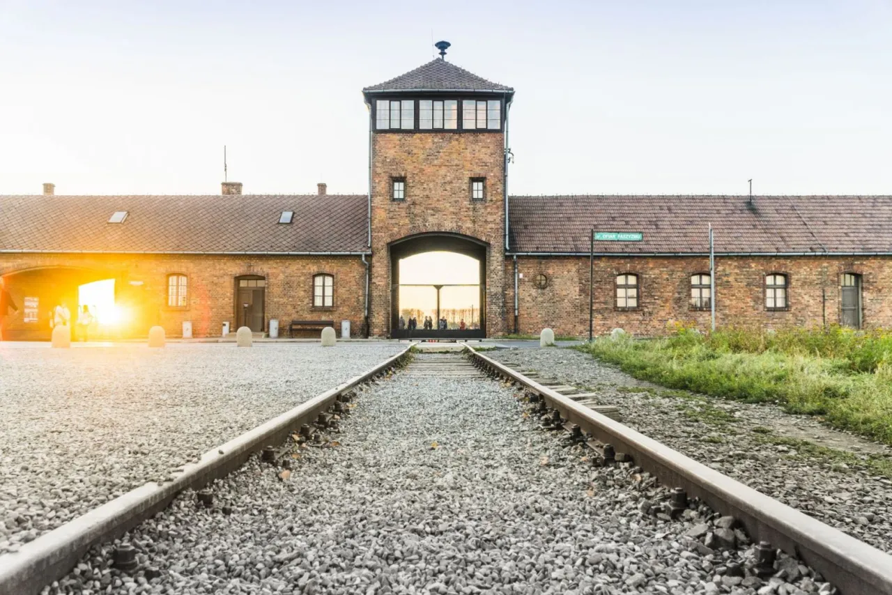Zdjęcie Kiedy powstał Auschwitz-Birkenau? Historia, która wstrząsa światem
