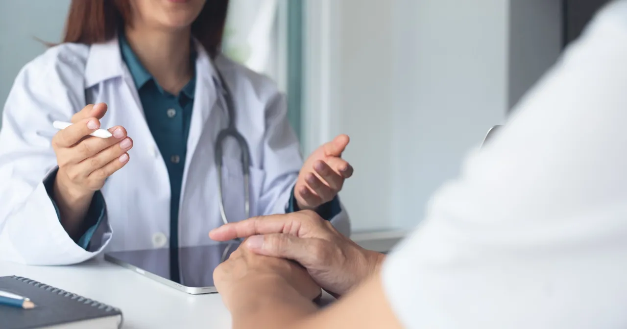 Zdjęcie Lekarz czy doktor: poznaj kluczowe różnice i ich znaczenie