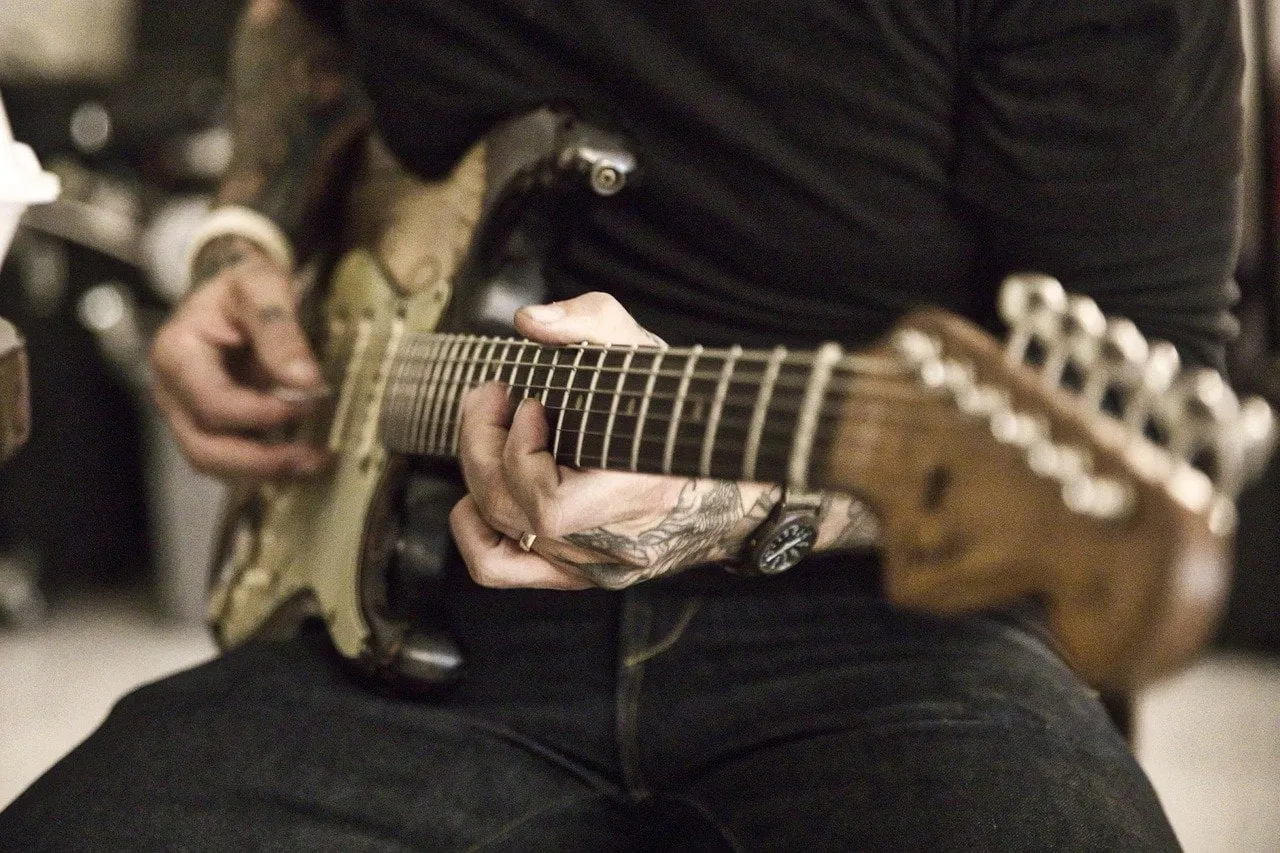 Zdjęcie Jak brzmi gitara elektryczna bez wzmacniacza? Ciekawe różnice brzmienia