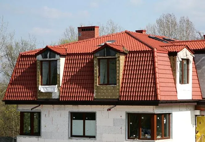 Zdjęcie Dach mansardowy: zalety, historia i zastosowanie w budownictwie