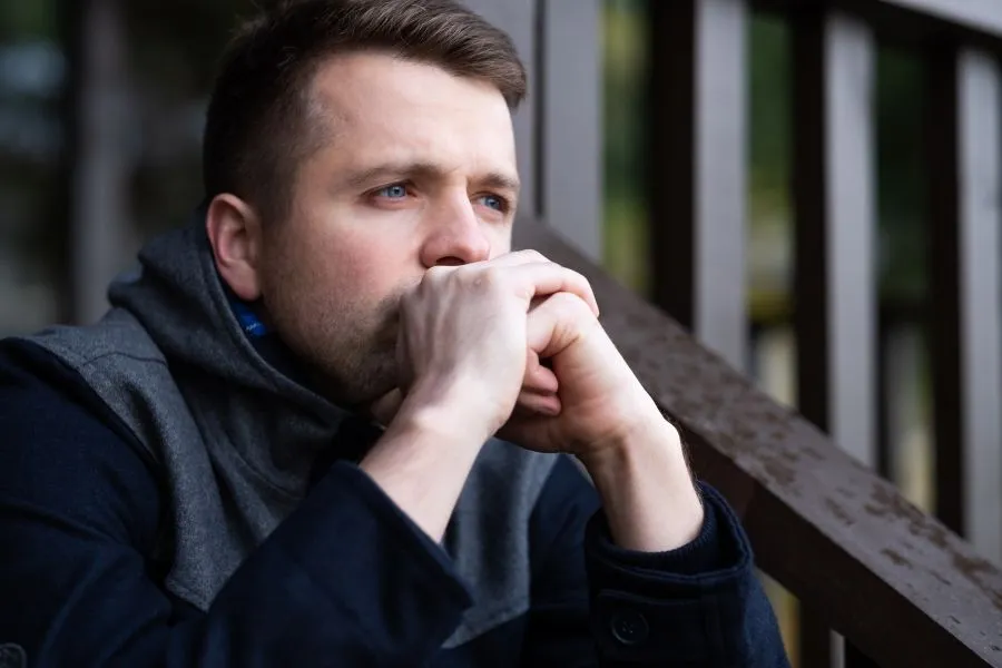 Zdjęcie Kiedy facet płacze przy rozstaniu? Odkryj emocje i przyczyny bólu