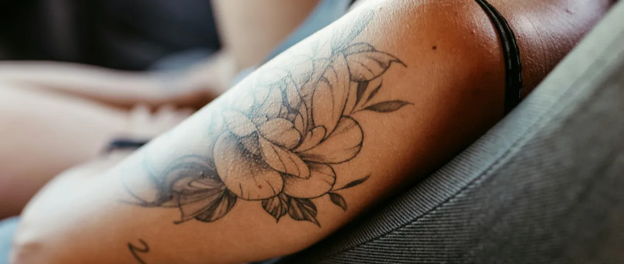 Zdjęcie Gdzie tatuaż się nie rozciąga? Odkryj idealne miejsca dla tatuażu
