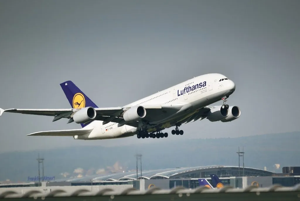 Zdjęcie Czy można przewozić alkohol w bagażu podręcznym Ryanair? Oto zasady