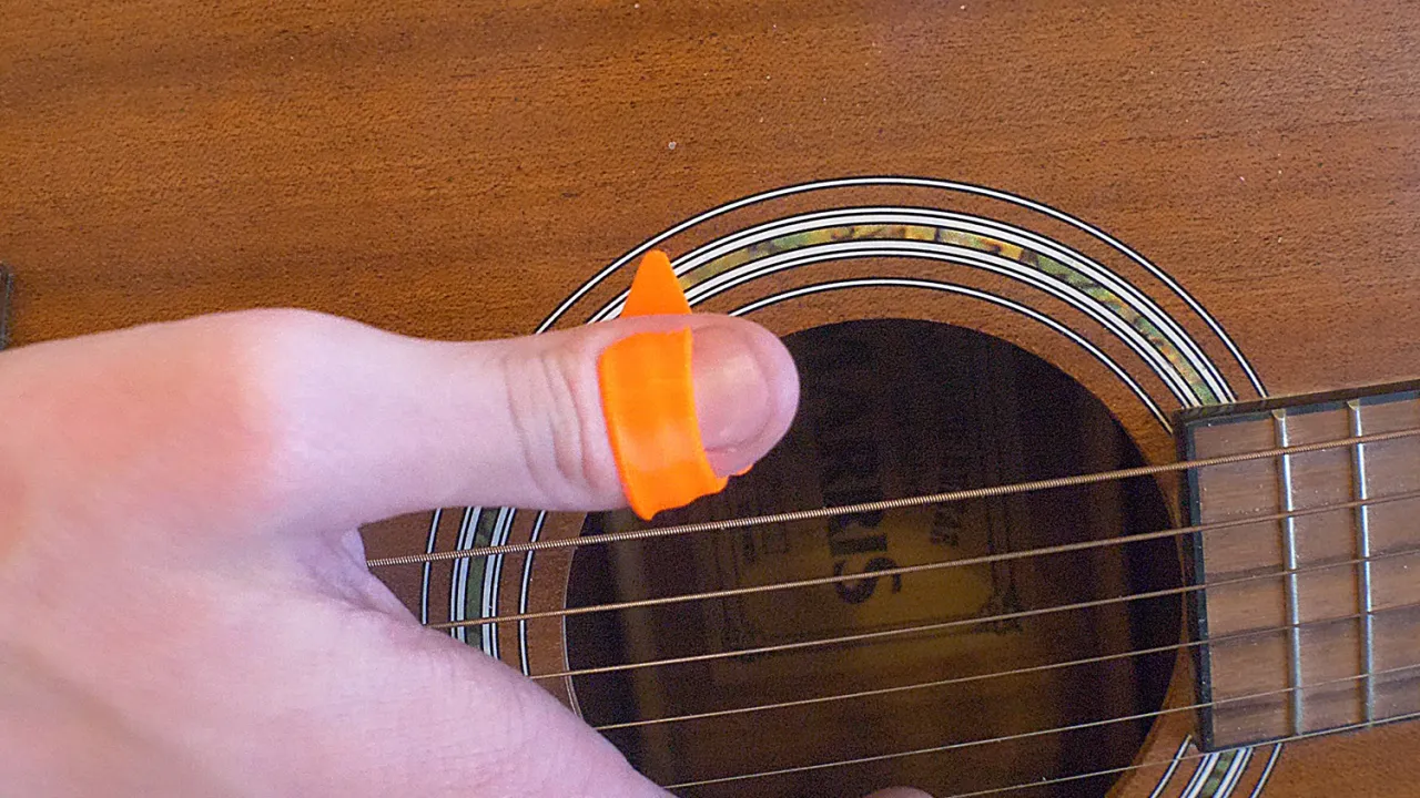Zdjęcie Jak zrobić kostkę do gry na gitarze - łatwe metody DIY krok po kroku