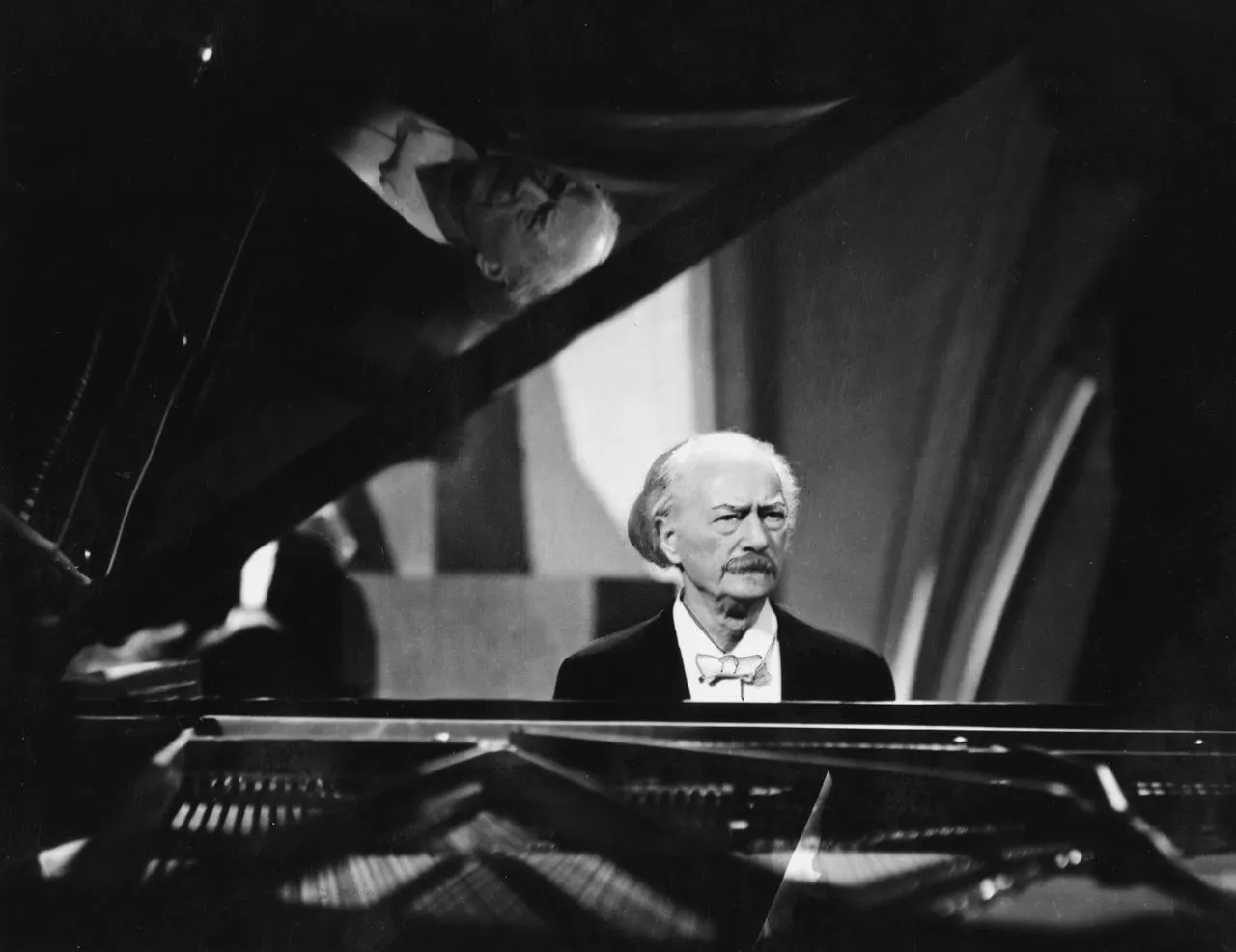 Zdjęcie Ignacy Paderewski: Wirtuoz Fortepianu i Architekt Niepodległości