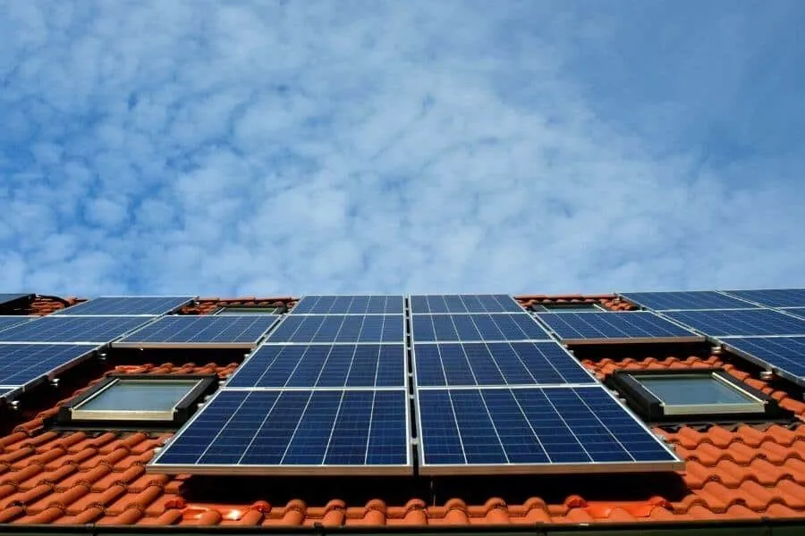 Zdjęcie Ile prądu wyprodukuje elektrownia fotowoltaiczna 7 kW dziennie? Sprawdź!