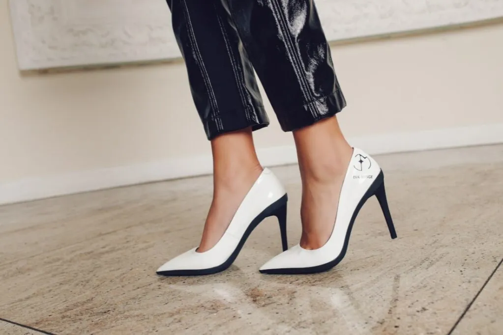 Zdjęcie Jak zapobiec poślizgom w obcasach - skuteczne metody na stabilność