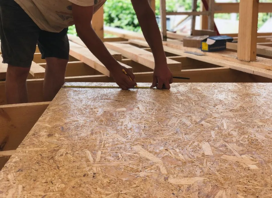 Zdjęcie Jaka grubość płyty OSB na dach? Poznaj kluczowe informacje i porady