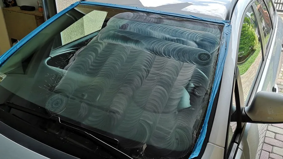 Zdjęcie Czym polerować szybę w aucie, aby uniknąć rys i uszkodzeń?