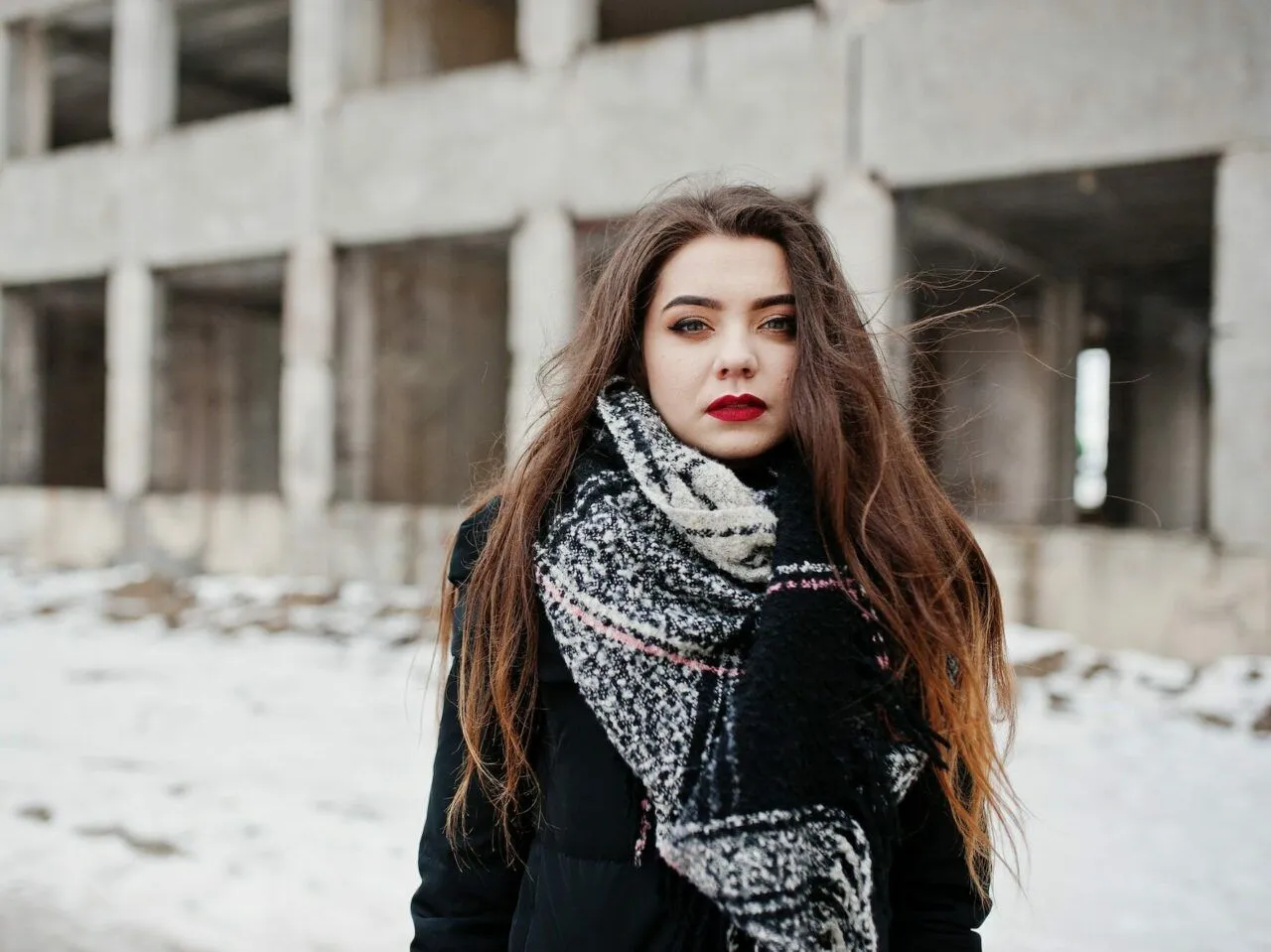 Zdjęcie Jakie szaliki najlepiej pasują do czarnej kurtki? Oto wskazówki