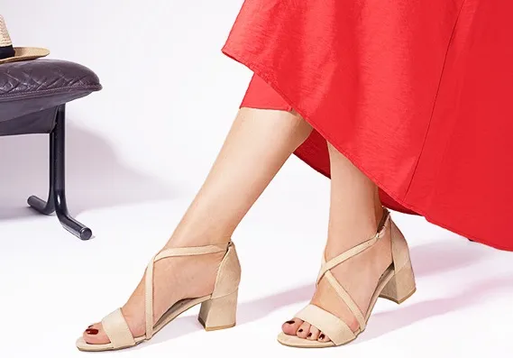 Zdjęcie Jak wybrać idealny rozmiar sandałów na obcasie, aby uniknąć błędów