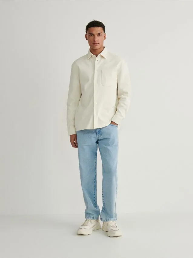Zdjęcie Koszula comfort fit - co to znaczy i dla kogo jest idealna?