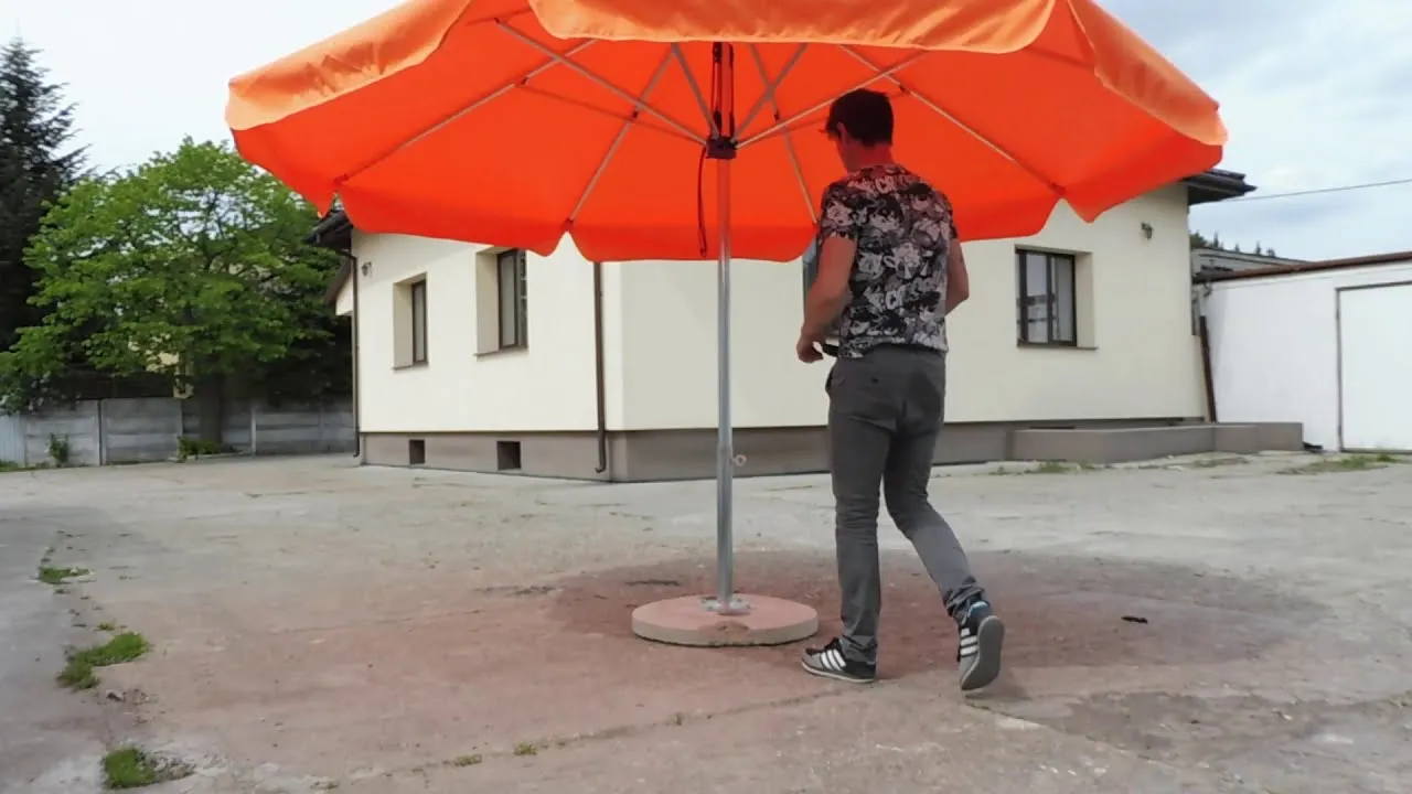 Zdjęcie Jak złożyć parasol ogrodowy łatwo i bez ryzyka uszkodzenia