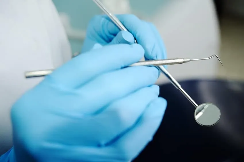 Zdjęcie Ile trwa zdjęcie szwów z dziąsła? Szybki i bezbolesny zabieg