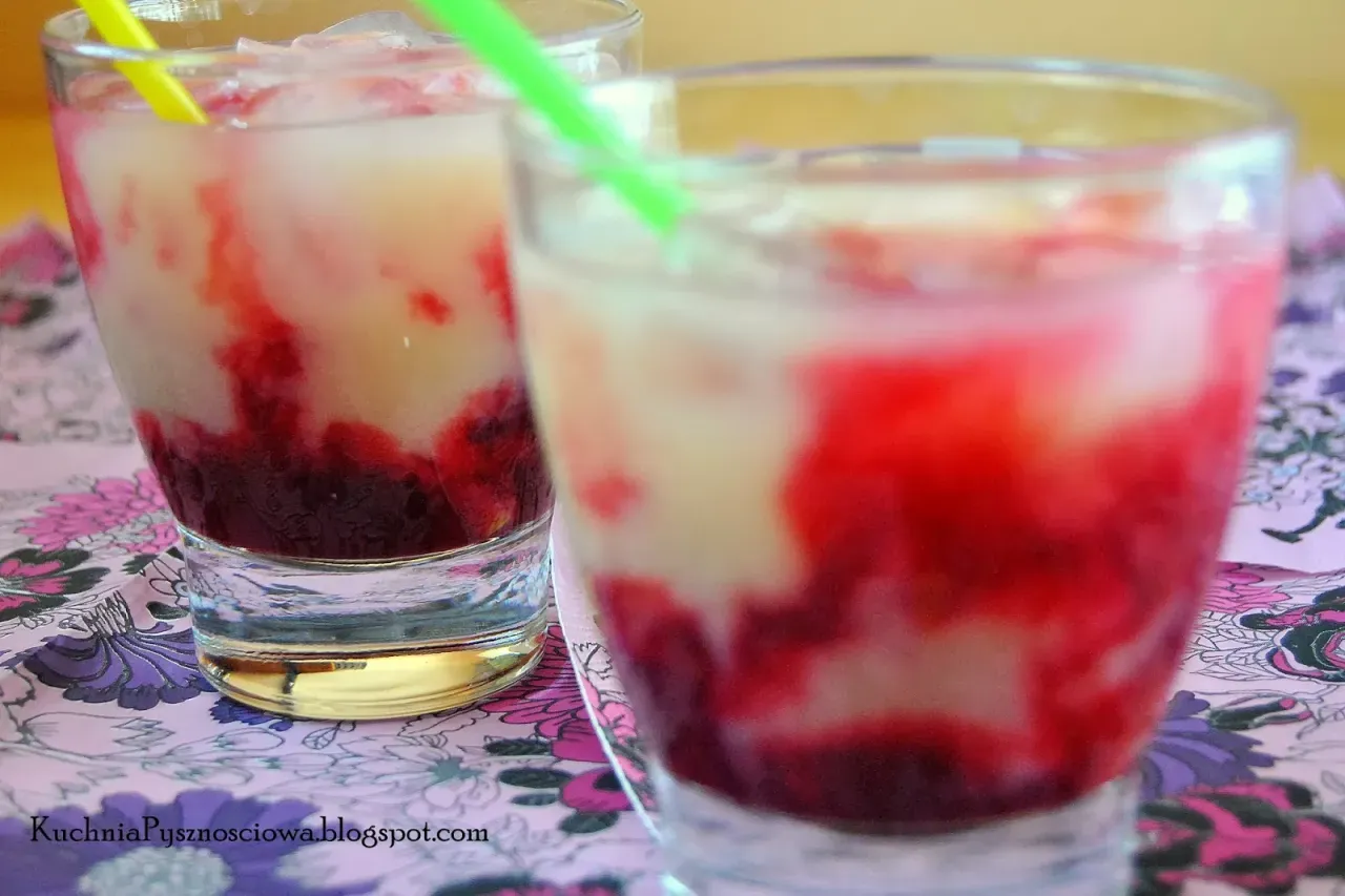 Zdjęcie Orzeźwiający drink z sokiem bananowym i malinowym na każdą okazję