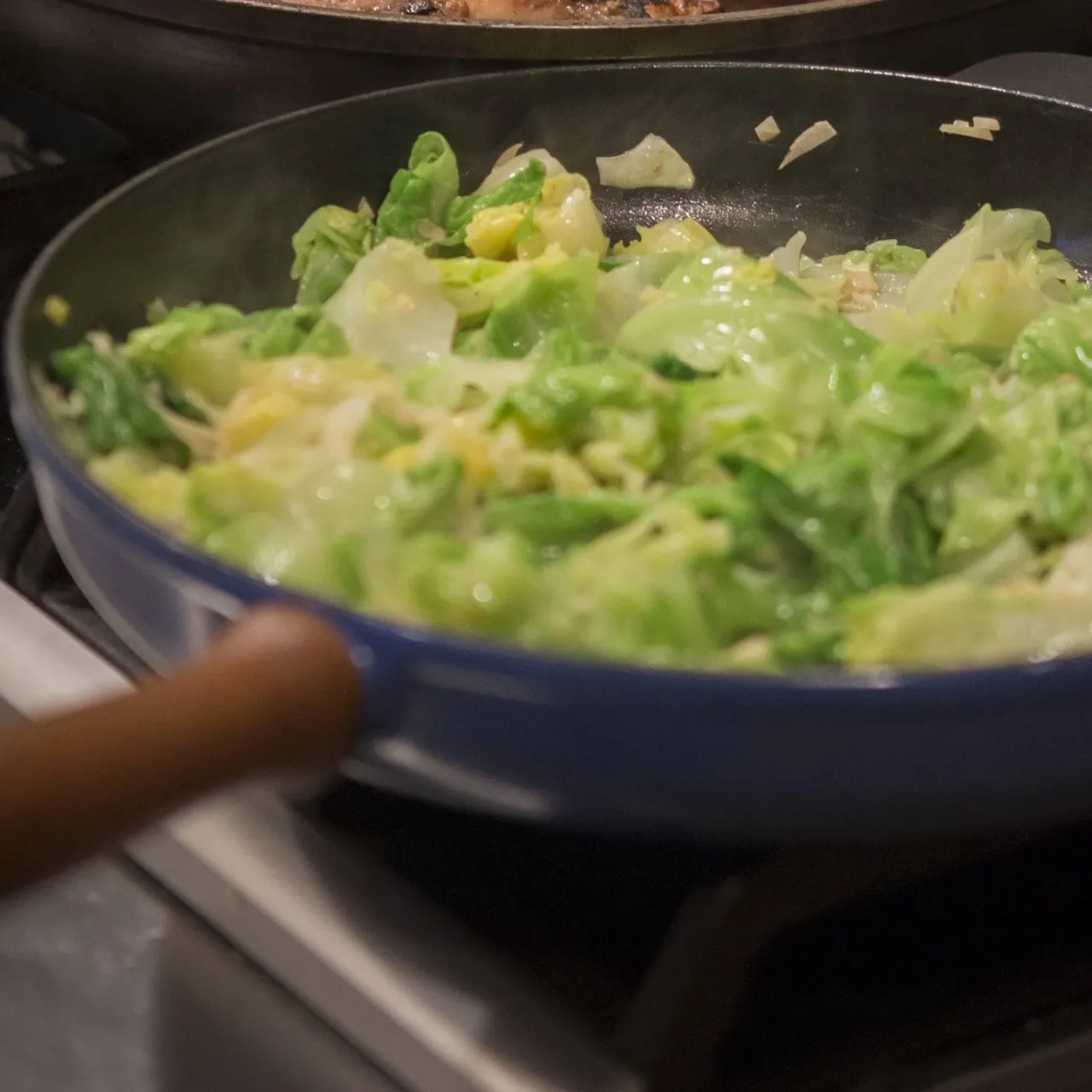 Zdjęcie Wie lange muss Spitzkohl kochen? Die perfekte Kochzeit und Tipps
