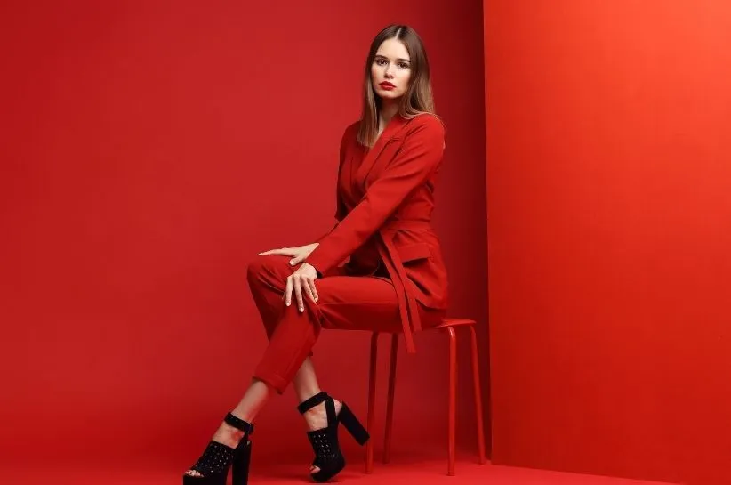 Zdjęcie Jakie buty do czerwonego kombinezonu, aby wyglądać olśniewająco?