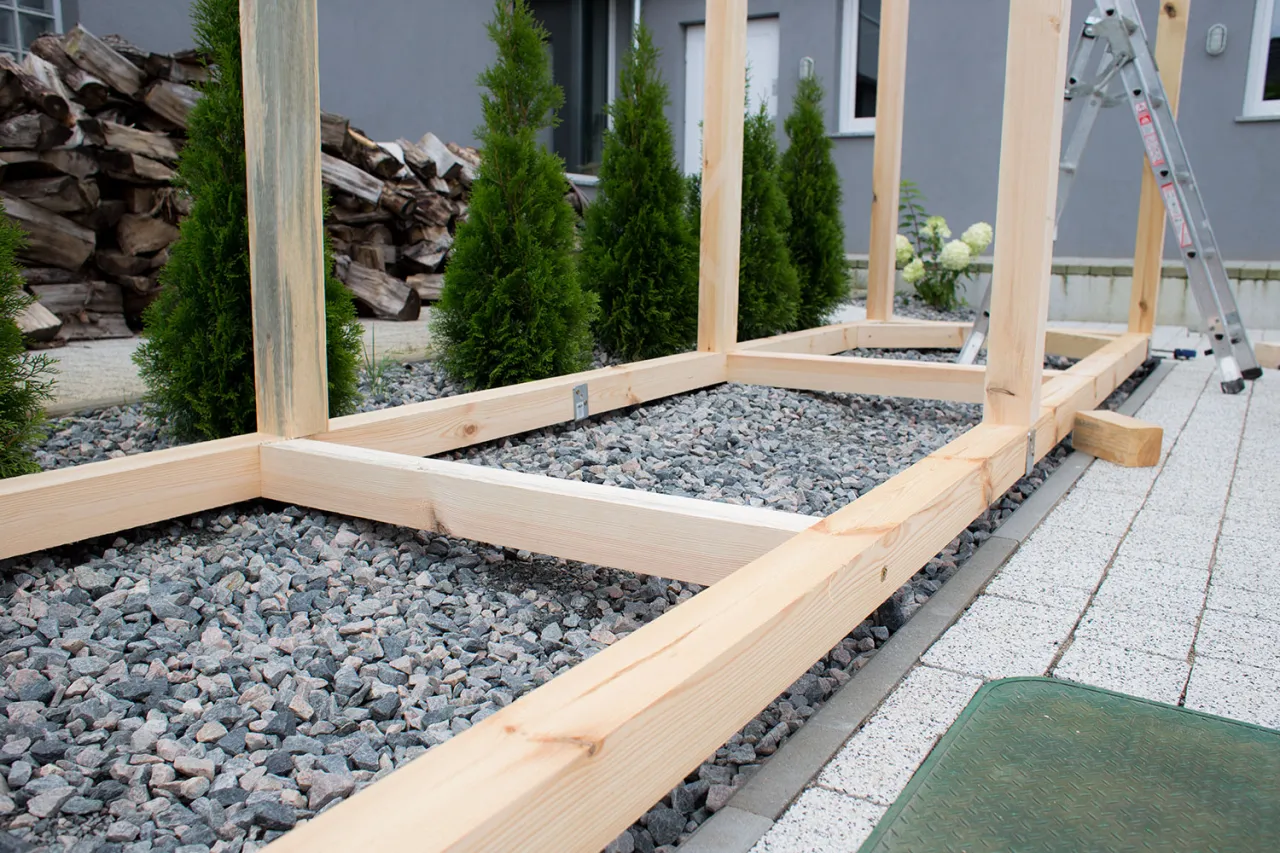 Zdjęcie Jak zbudować drewutnię DIY tanio i skutecznie krok po kroku