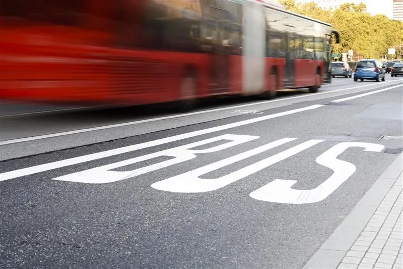 Zdjęcie Czy taxi może jechać buspasem? Poznaj ważne przepisy i zasady