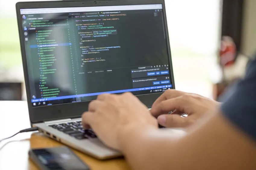 Zdjęcie Czy warto uczyć się programowania? Odkryj korzyści i możliwości