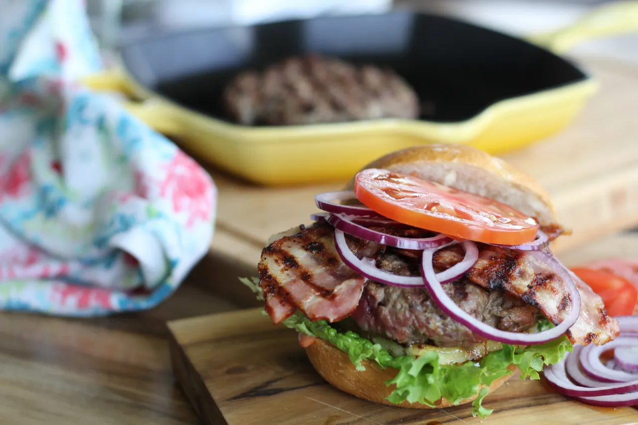 Zdjęcie Jak układać hamburgera, by stworzyć idealne połączenie smaków