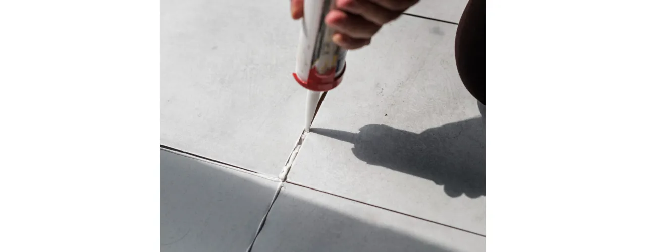 Zdjęcie Ile schnie silikon w kabinie? Sprawdź, by uniknąć problemów
