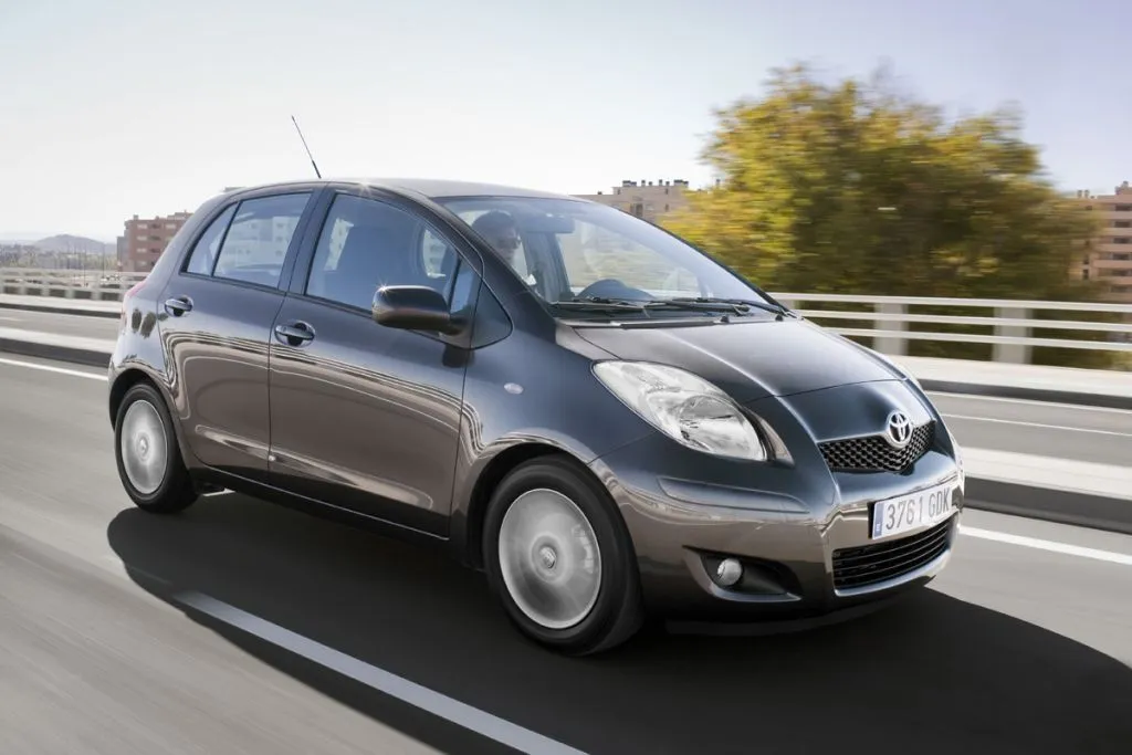 Zdjęcie Gdzie są bezpieczniki w Toyota Yaris 2? Znajdź je łatwo i szybko